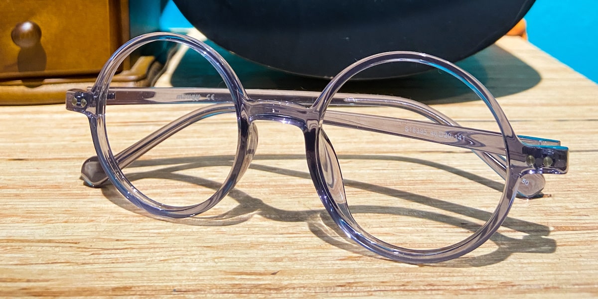 https://www.mouqy.com/wp-content/uploads/2022/03/cute-glasses-round-frame-closeup.jpg