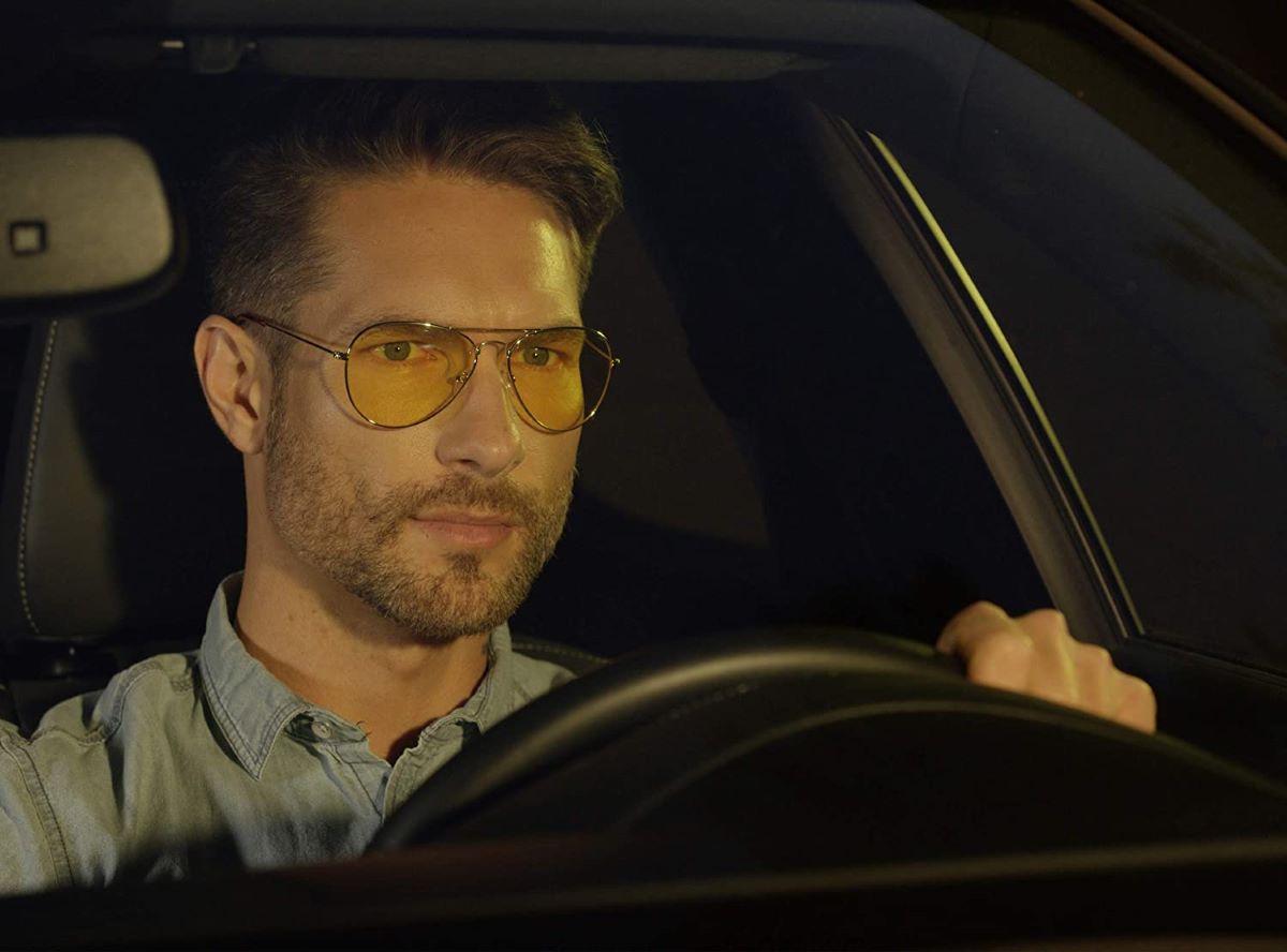 https://www.mouqy.com/wp-content/uploads/2022/12/man-wearing-glasses-driving-at-night.jpg