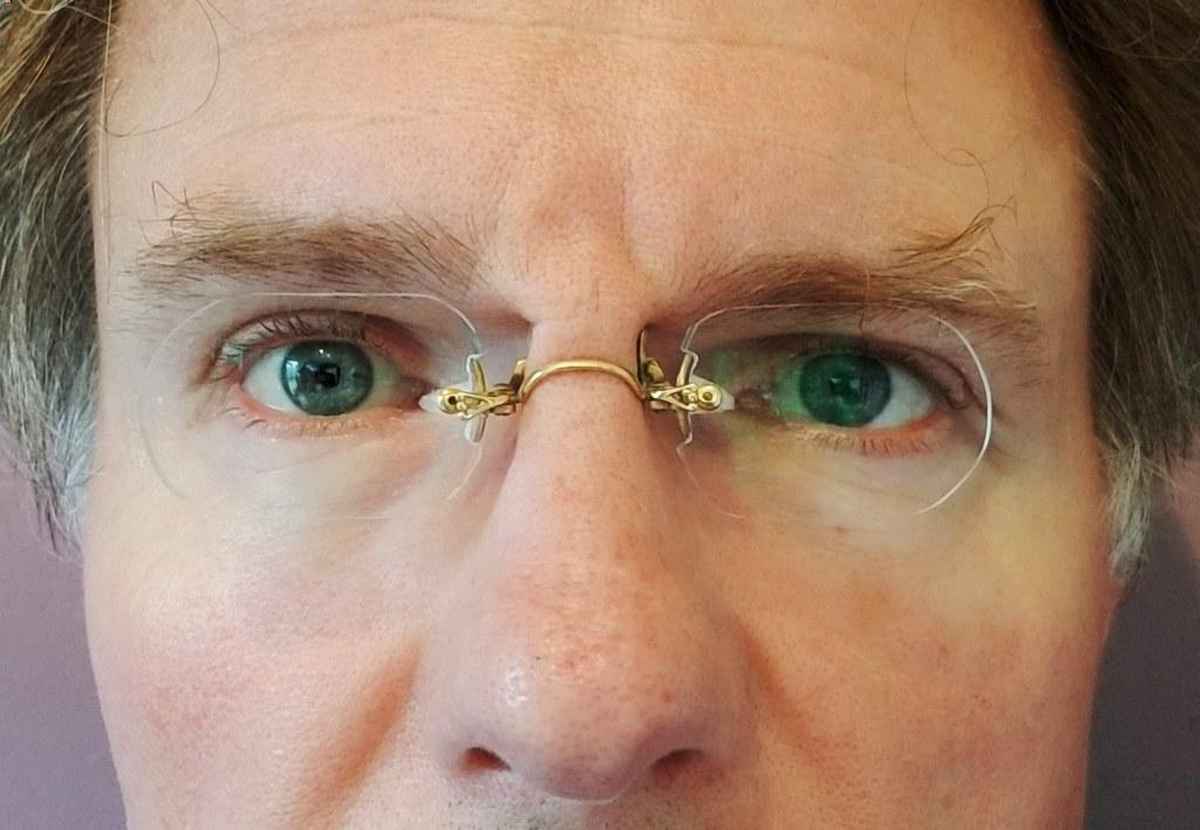 What are Pince-nez Glasses?